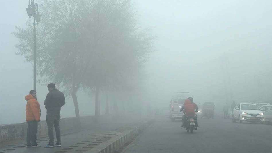 Weather Today: शीतलहर व घने कोहरे से थमी रफ्तार, अभी नहीं राहत के आसार 