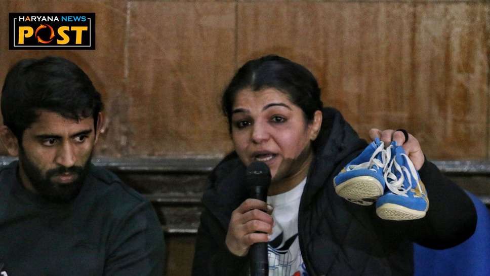 Sakshi Malik : ओलिंपिक मेडलिस्ट साक्षी मलिक ने कुश्ती छोड़ी, जूते निकालकर टेबल पर रखे