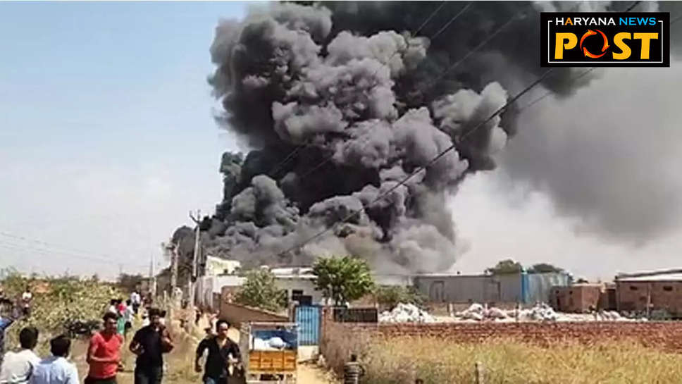 भिवानी: गद्दा फैक्टरी में लगी आग, आसपास के उद्योगों में मची अफरा-तफरी