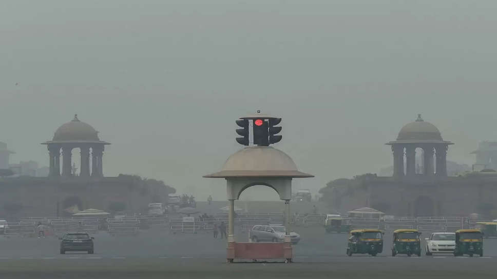 Delhi NCR Air Quality: बैन के बावजूद दिल्ली जमकर हुई आतिशबाजी, बेहद खराब श्रेणी में पहुंचा एक्यूआई