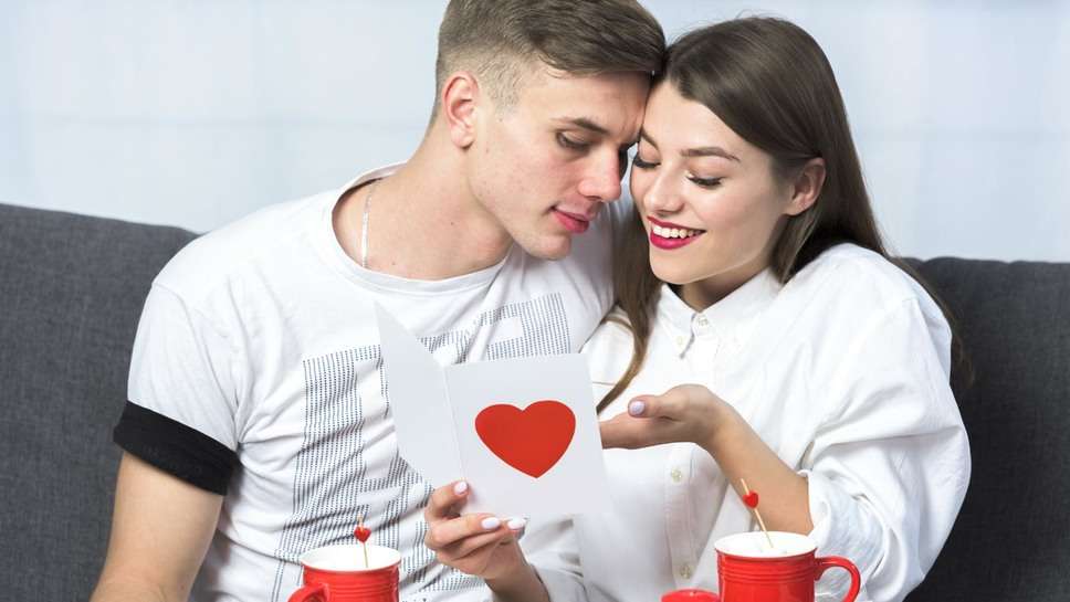 Valentine’s Day पर अपने New Boyfriend को भेजें रोमांटिक शायरी और Messages